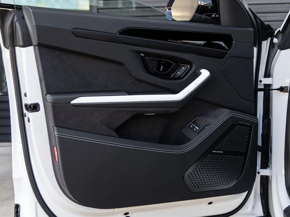 2025 Lamborghini Urus SE - Image 21 of 31