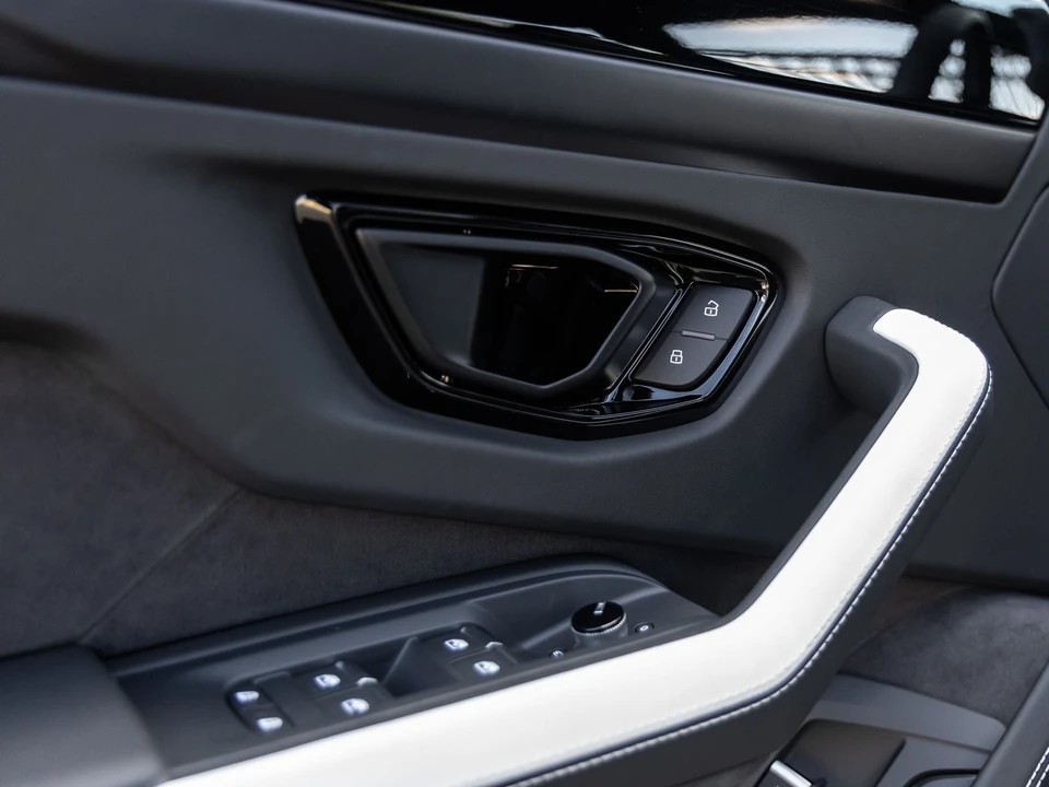 2025 Lamborghini Urus SE - Image 22 of 31