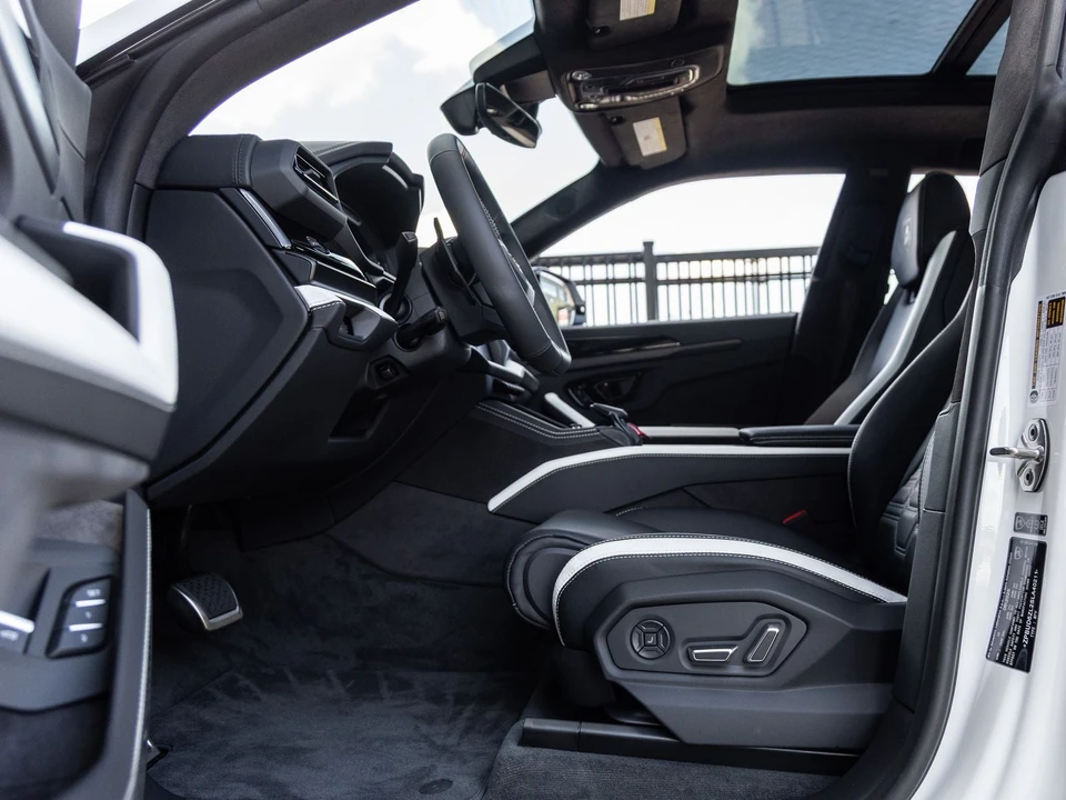2025 Lamborghini Urus SE - Image 25 of 31