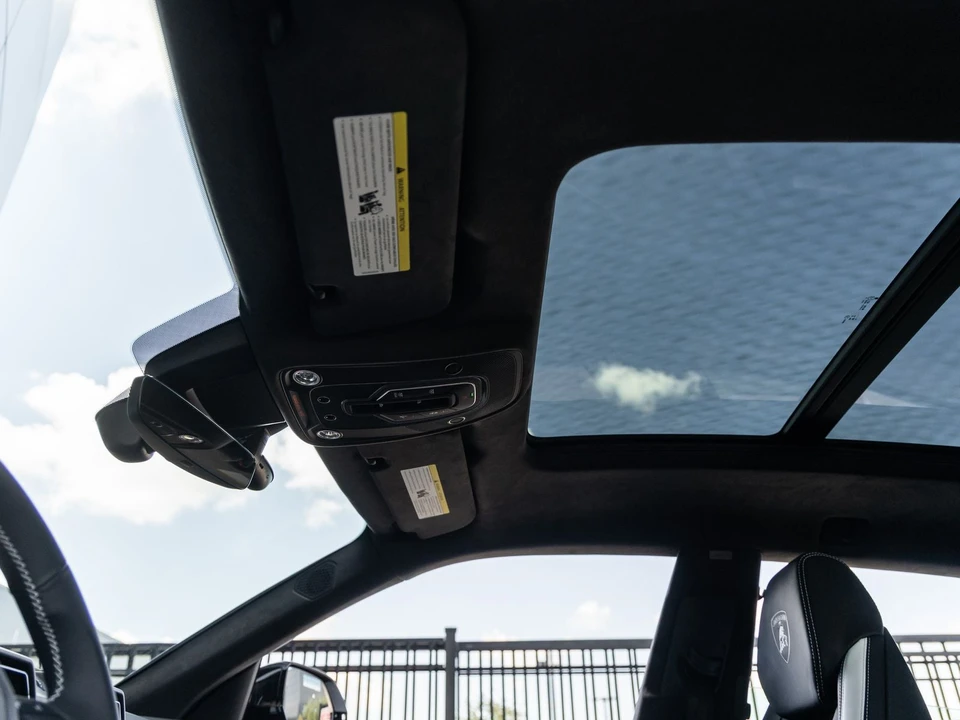 2025 Lamborghini Urus SE - Image 26 of 31
