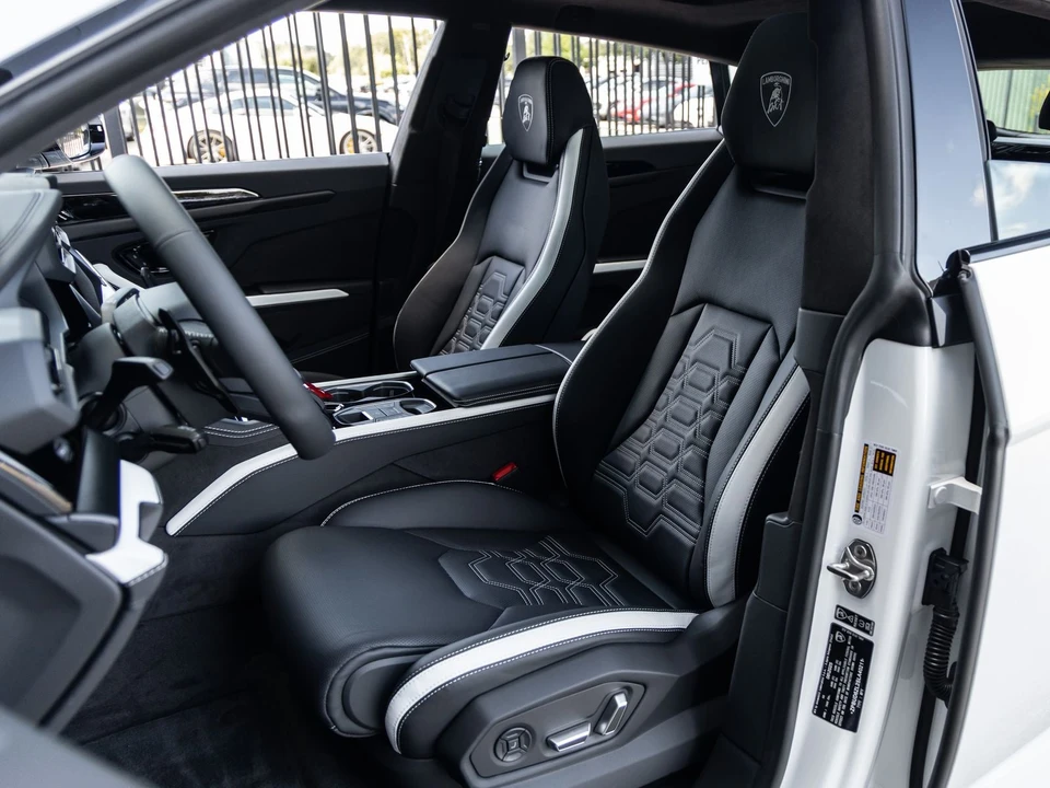 2025 Lamborghini Urus SE - Image 28 of 31