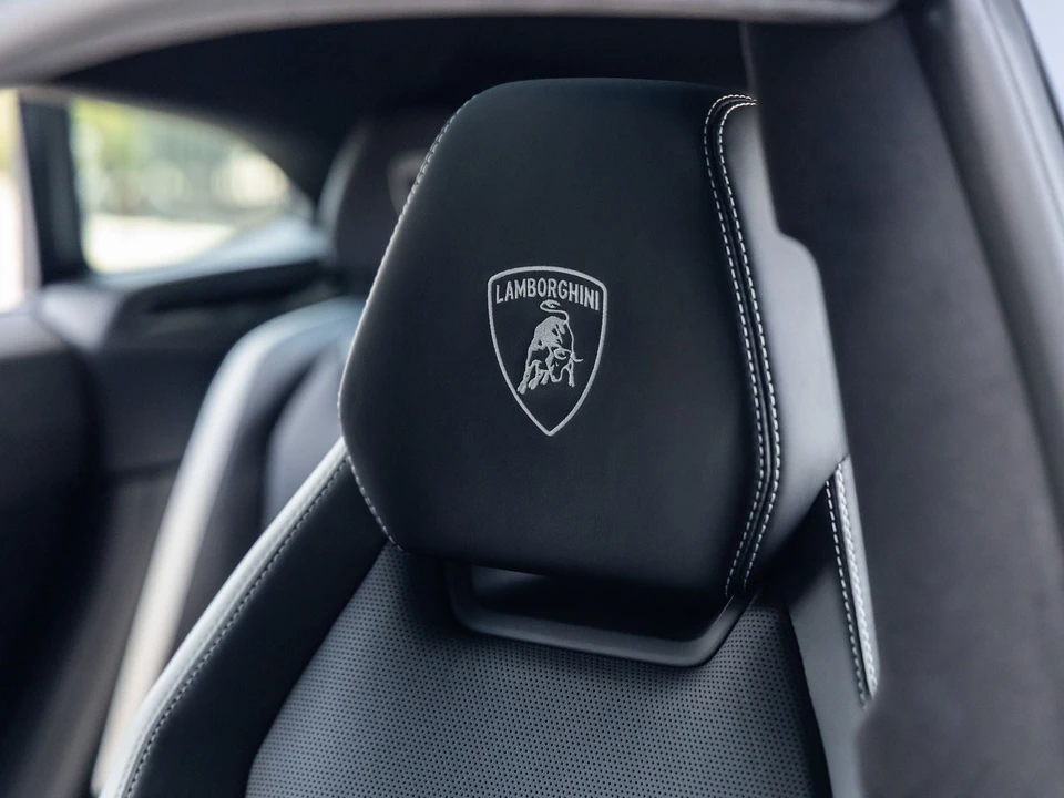 2025 Lamborghini Urus SE - Image 29 of 31