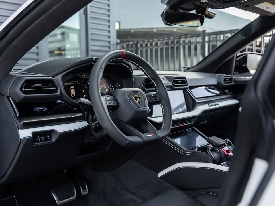 2025 Lamborghini Urus SE - Image 30 of 31