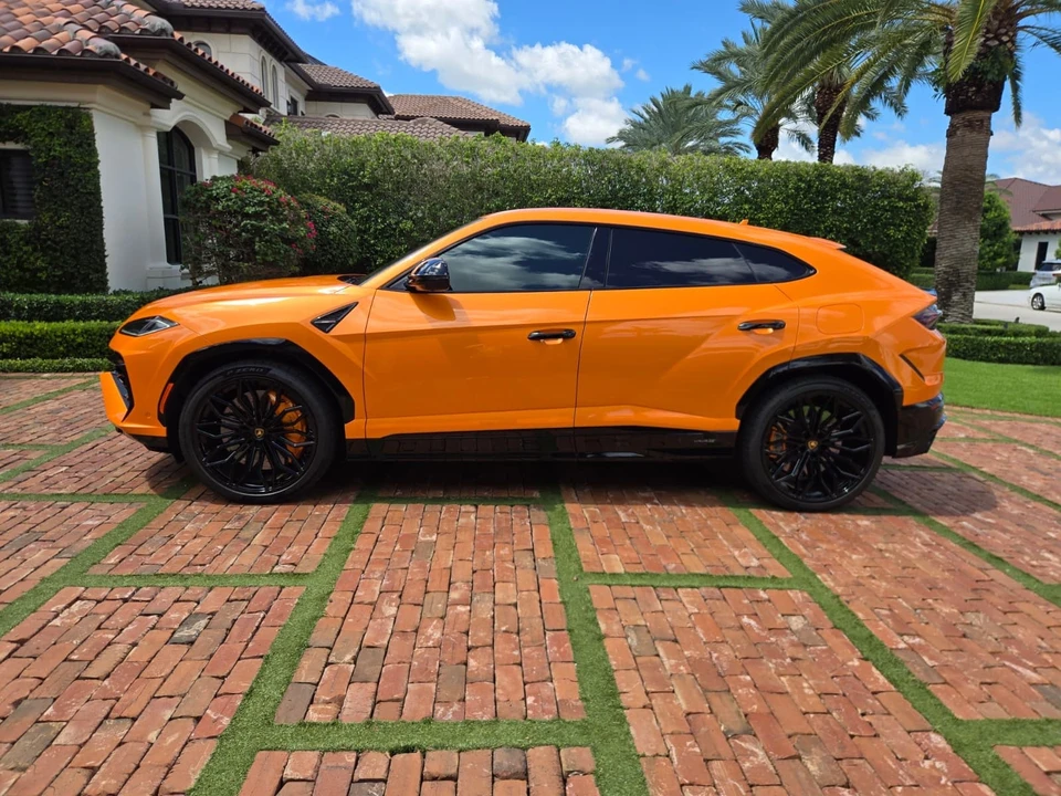 2025 Lamborghini Urus SE - Image 2 of 31