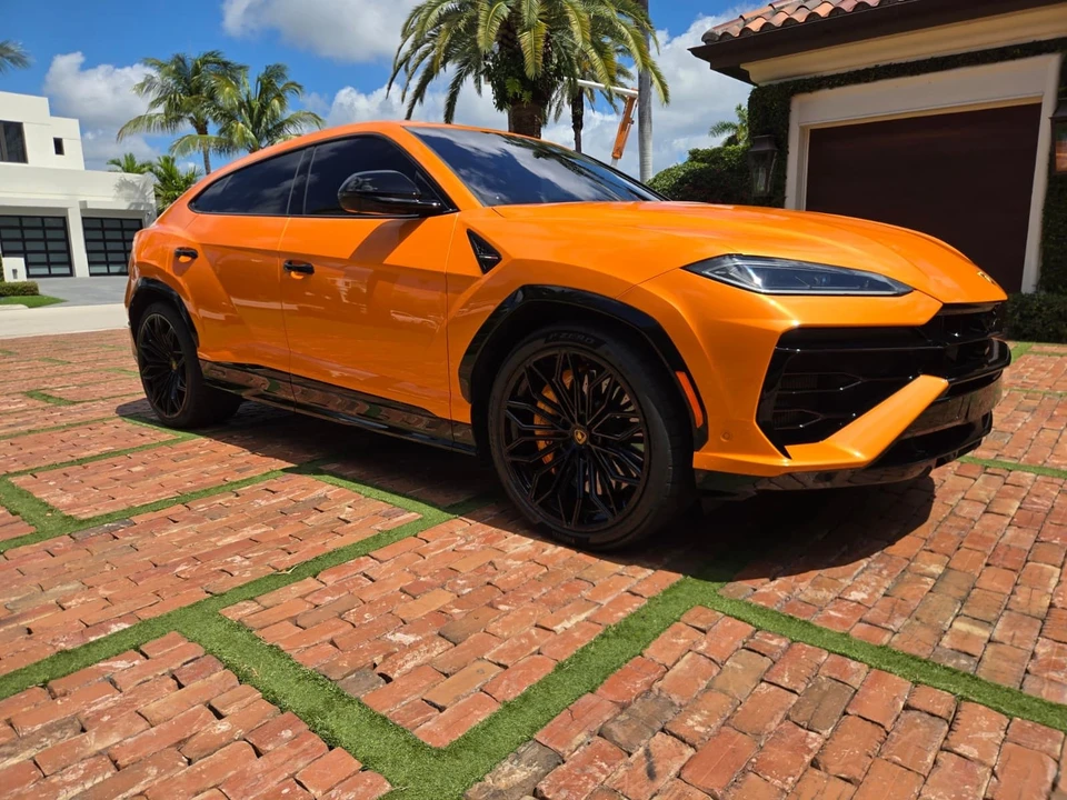 2025 Lamborghini Urus SE - Image 3 of 31