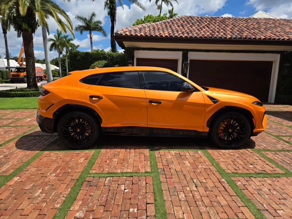 2025 Lamborghini Urus SE - Image 7 of 31