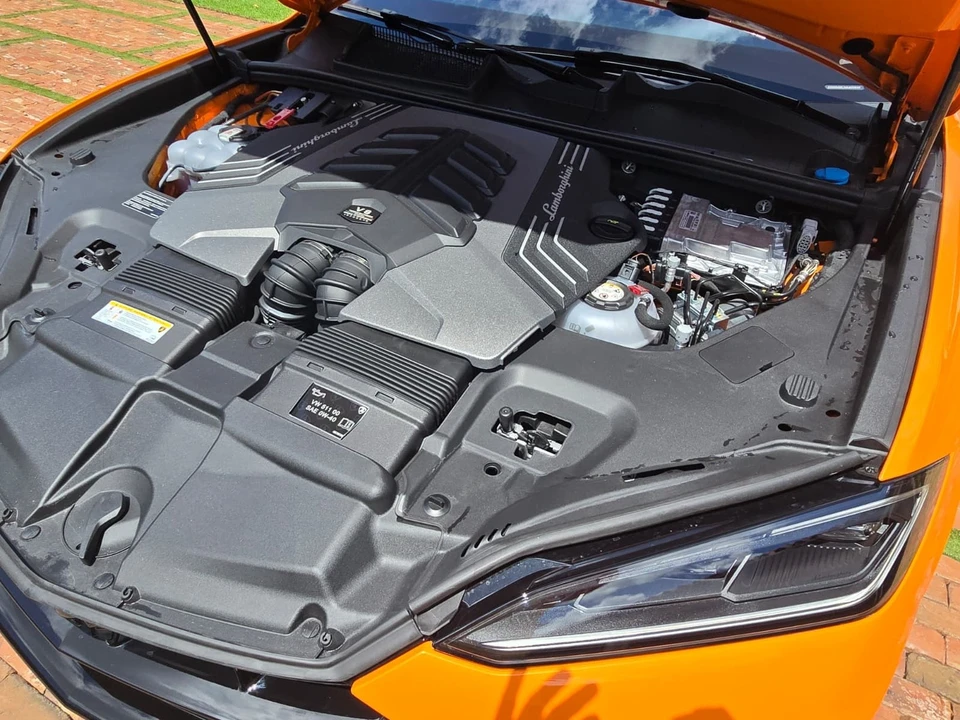 2025 Lamborghini Urus SE - Image 15 of 31