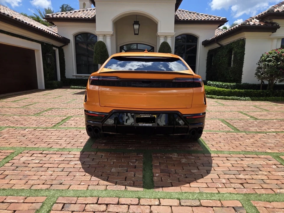 2025 Lamborghini Urus SE - Image 9 of 31