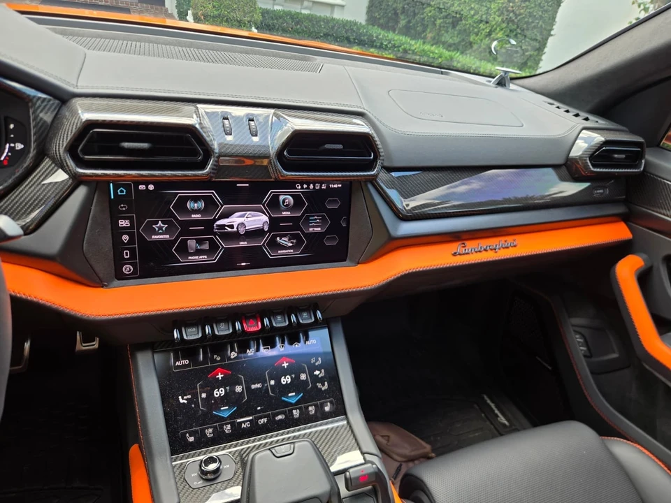 2025 Lamborghini Urus SE - Image 28 of 31
