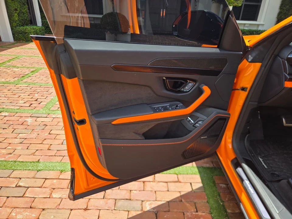 2025 Lamborghini Urus SE - Image 18 of 31