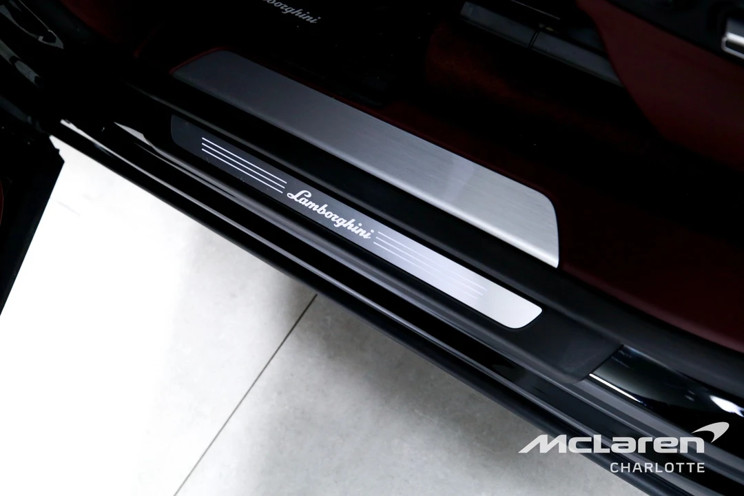 2025 Lamborghini Urus SE - Image 16 of 31