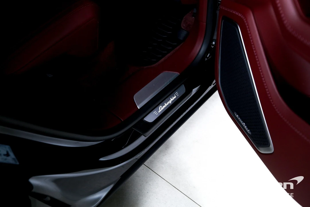 2025 Lamborghini Urus SE - Image 30 of 31