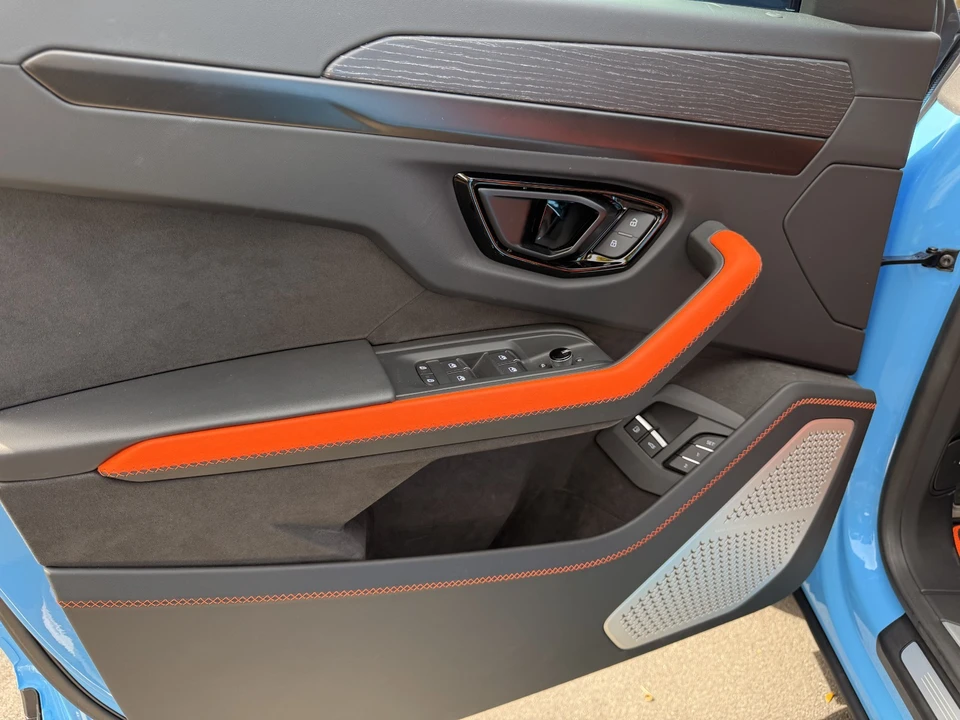 2025 Lamborghini Urus SE - Image 24 of 31