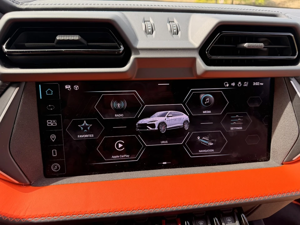 2025 Lamborghini Urus SE - Image 18 of 31