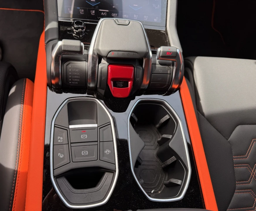 2025 Lamborghini Urus SE - Image 21 of 31