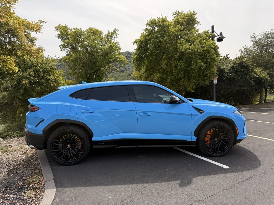 2025 Lamborghini Urus SE - Image 2 of 31