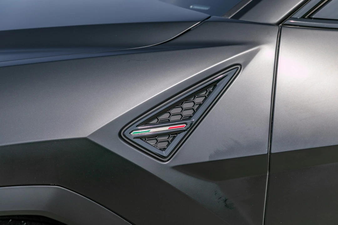 2025 Lamborghini Urus SE - Image 31 of 31