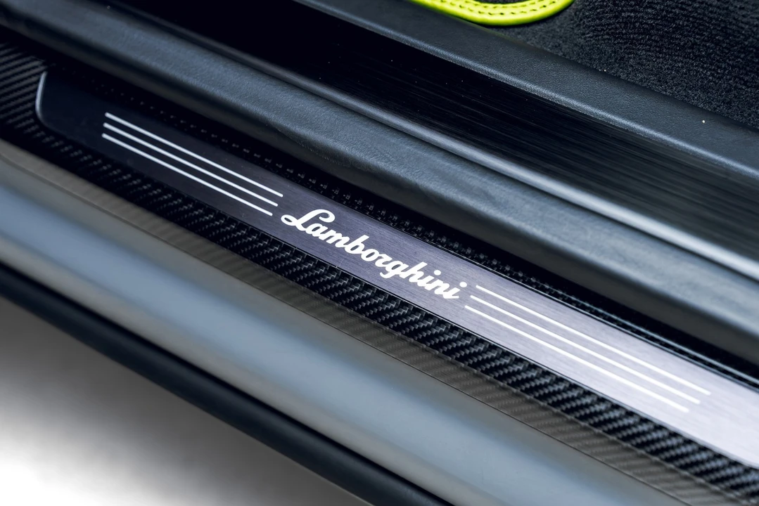 2025 Lamborghini Urus SE - Image 30 of 31