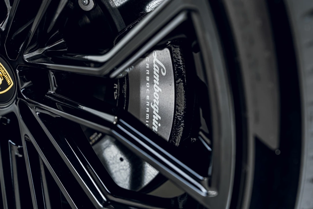 2025 Lamborghini Urus SE - Image 29 of 31