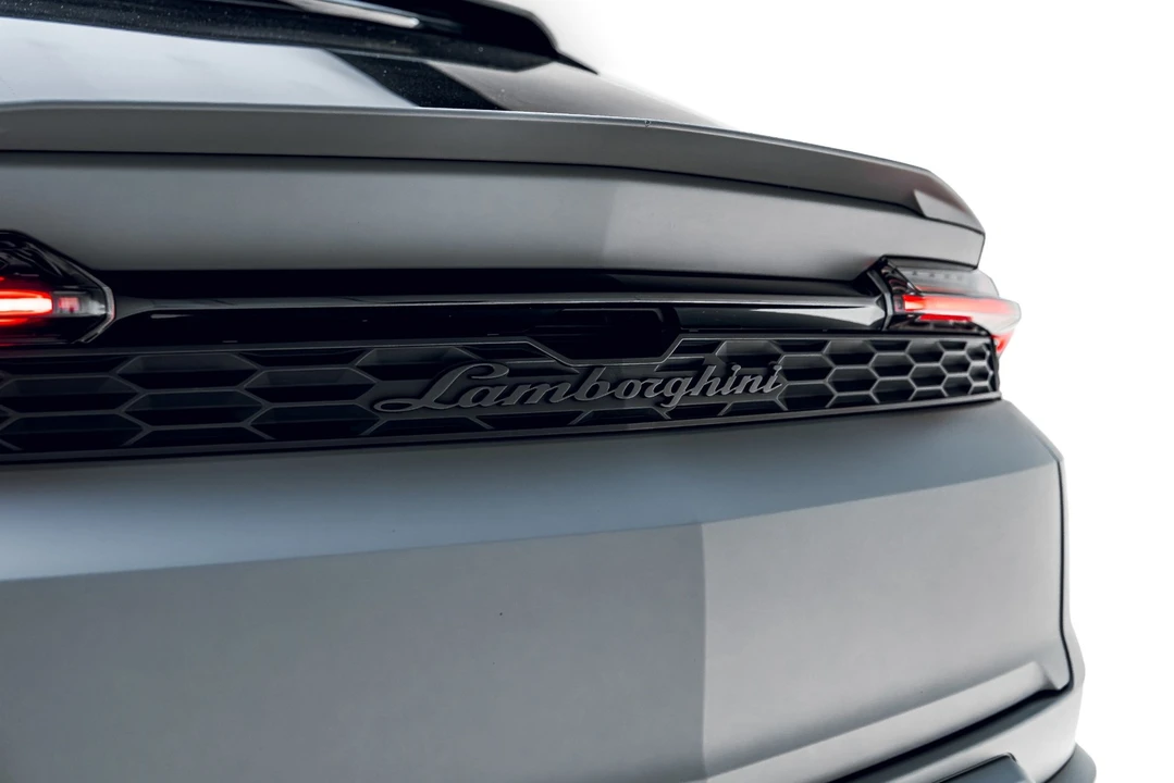 2025 Lamborghini Urus SE - Image 26 of 31