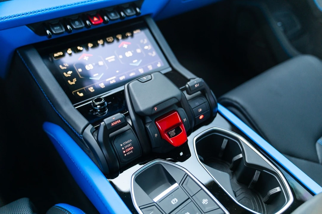 2025 Lamborghini Urus SE - Image 16 of 21