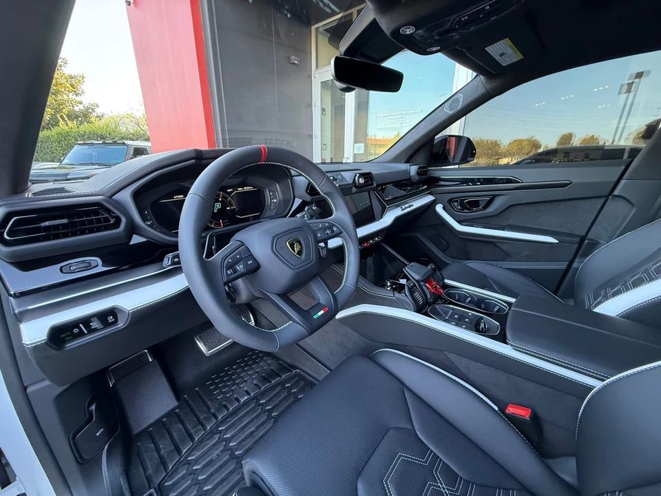 2025 Lamborghini Urus SE - Image 25 of 31