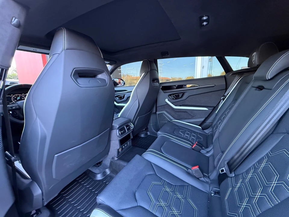 2025 Lamborghini Urus SE - Image 30 of 31