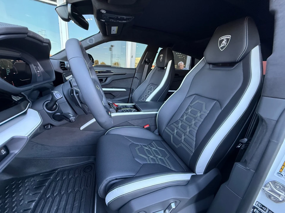 2025 Lamborghini Urus SE - Image 24 of 31