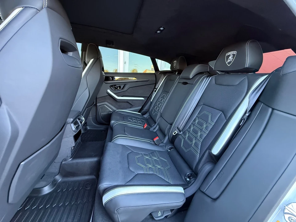 2025 Lamborghini Urus SE - Image 28 of 31