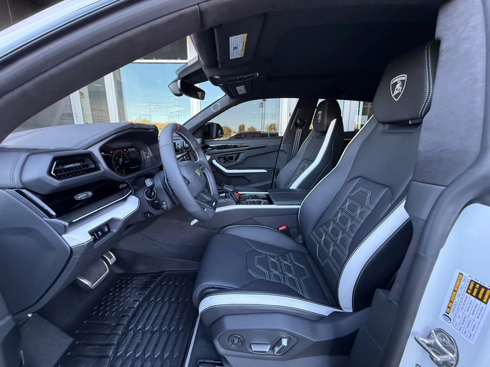2025 Lamborghini Urus SE - Image 26 of 31