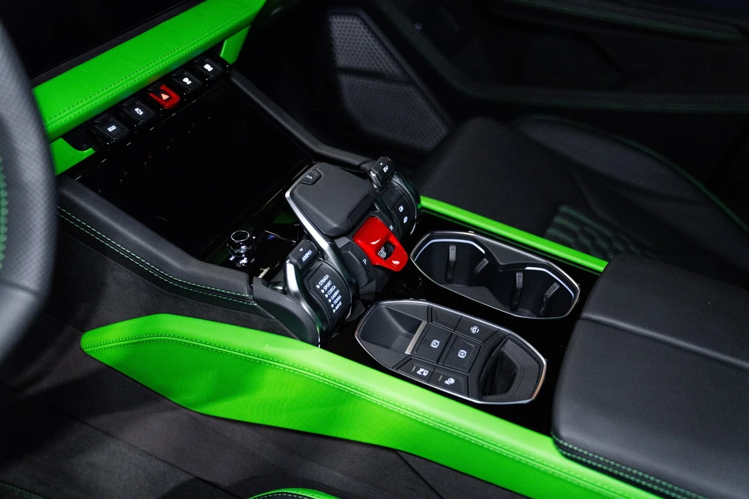 2025 Lamborghini Urus SE - Image 13 of 14