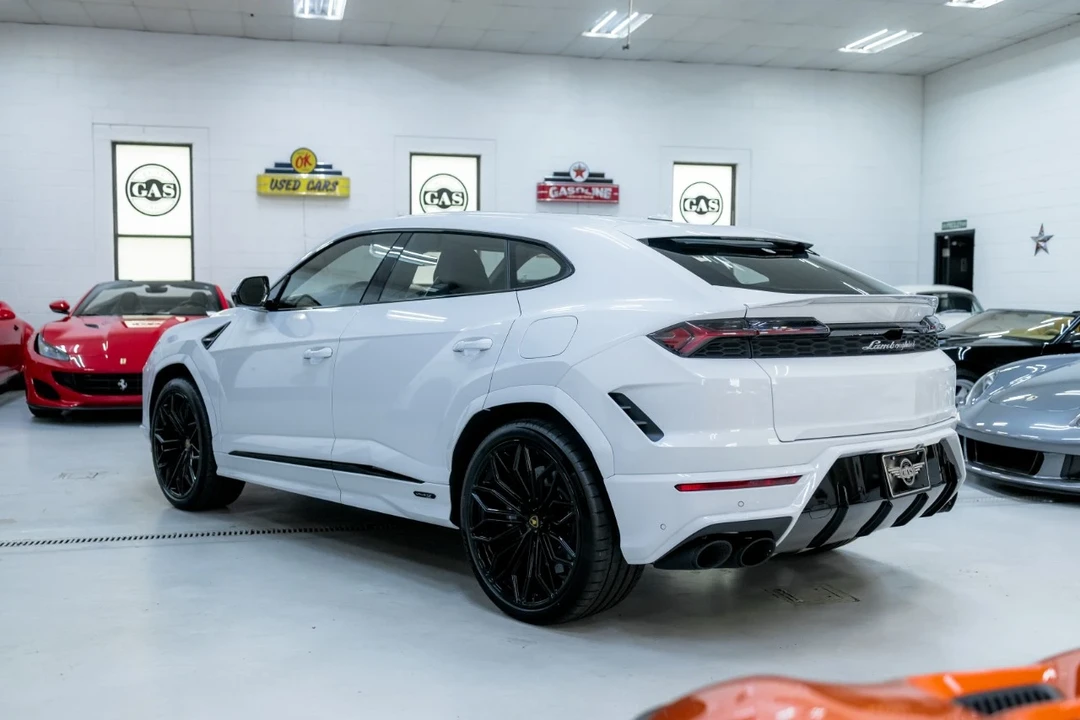 2025 Lamborghini Urus SE - Image 10 of 12