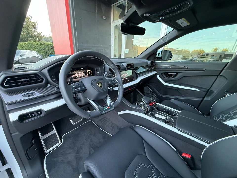 2025 Lamborghini Urus SE - Image 19 of 21