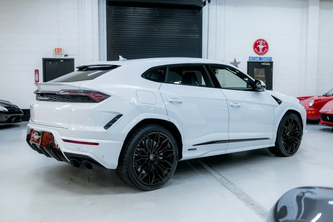 2025 Lamborghini Urus SE - Image 8 of 12