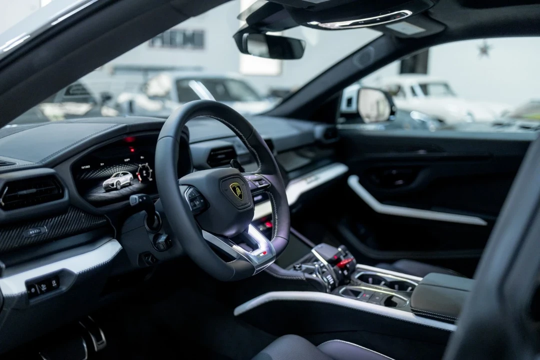 2025 Lamborghini Urus SE - Image 2 of 12