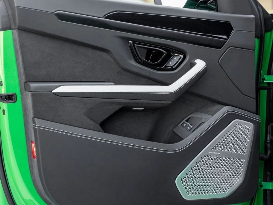 2025 Lamborghini Urus SE - Image 8 of 25