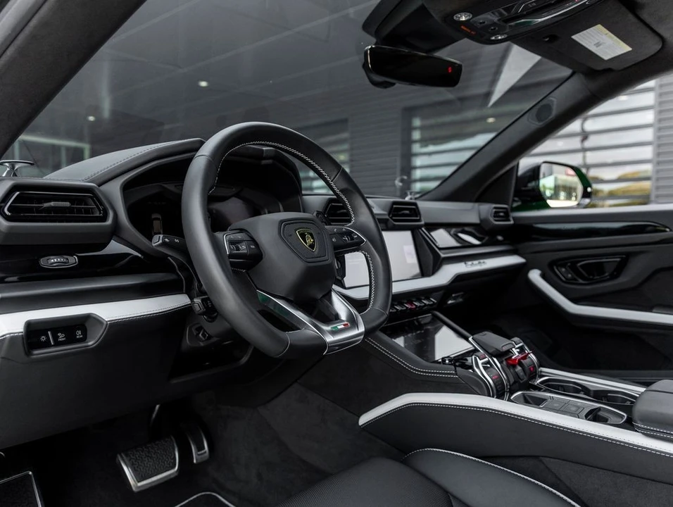 2025 Lamborghini Urus SE - Image 22 of 25