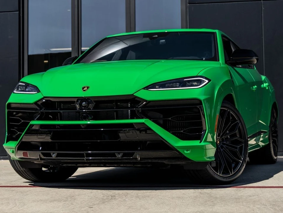 2025 Lamborghini Urus SE - Image 2 of 25
