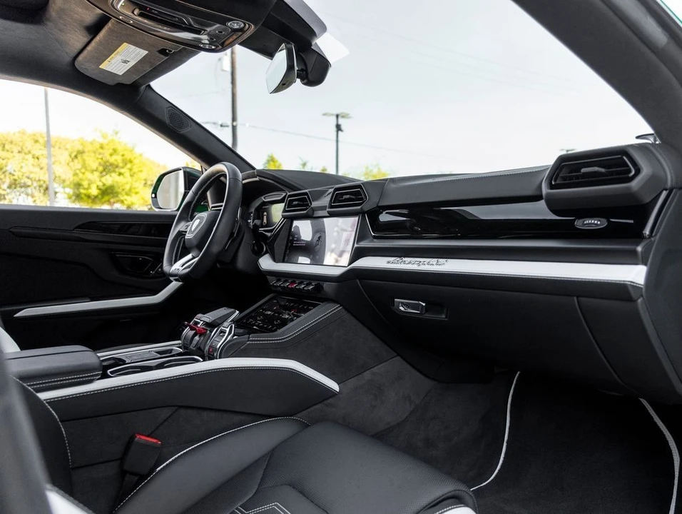2025 Lamborghini Urus SE - Image 18 of 25