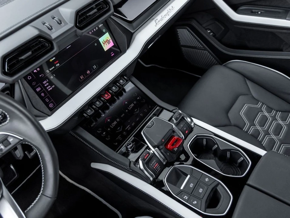 2025 Lamborghini Urus SE - Image 13 of 25