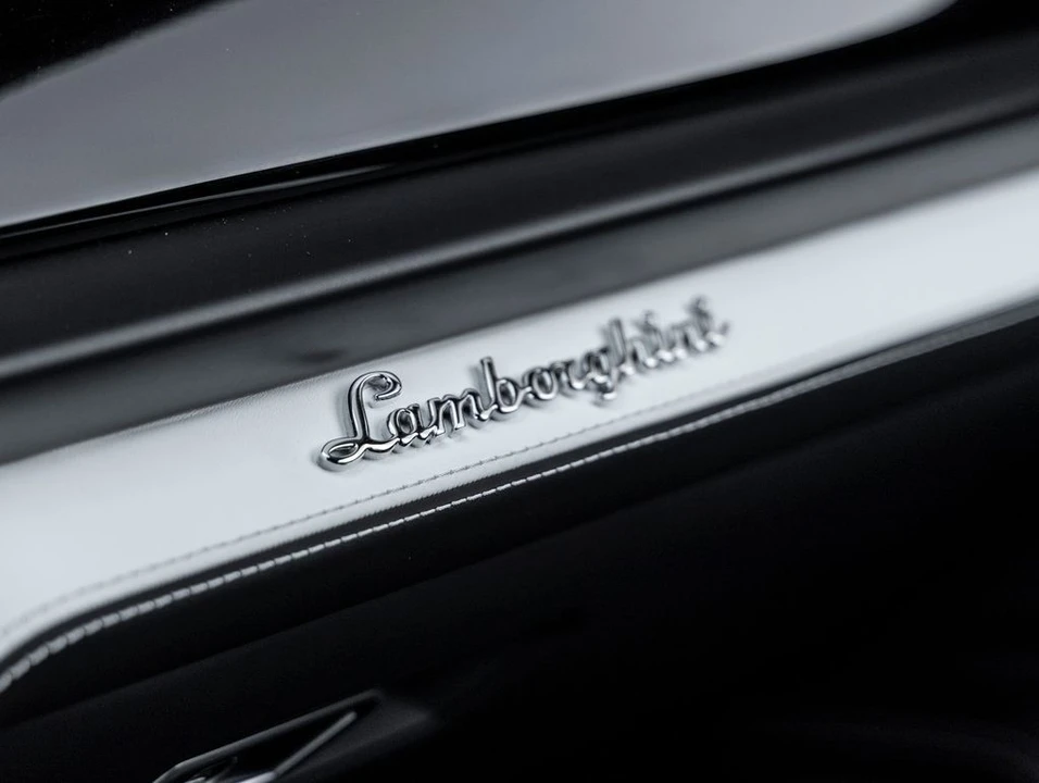 2025 Lamborghini Urus SE - Image 20 of 25