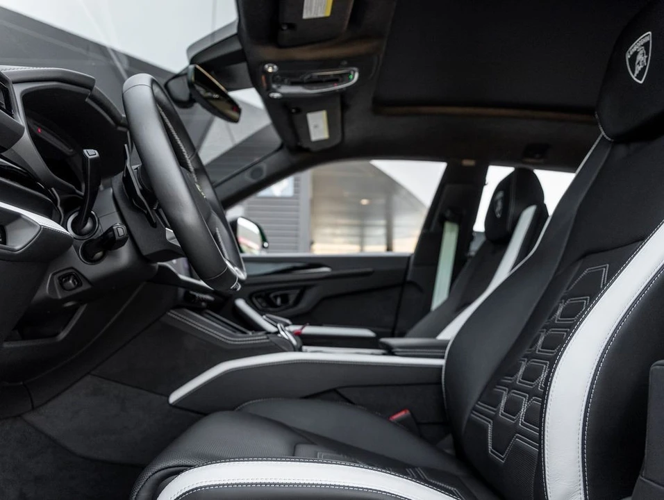 2025 Lamborghini Urus SE - Image 16 of 25
