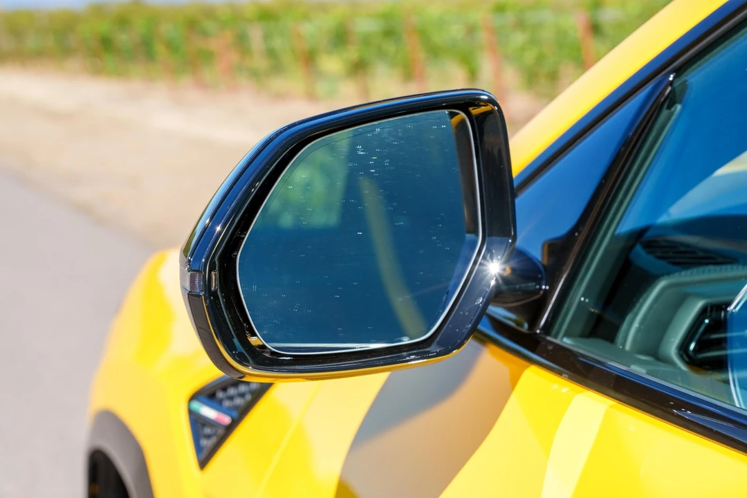 2025 Lamborghini Urus SE - Image 16 of 31