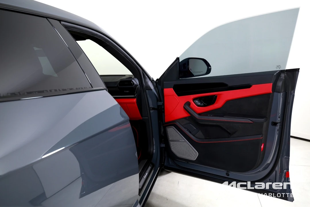 2025 Lamborghini Urus SE - Image 27 of 31