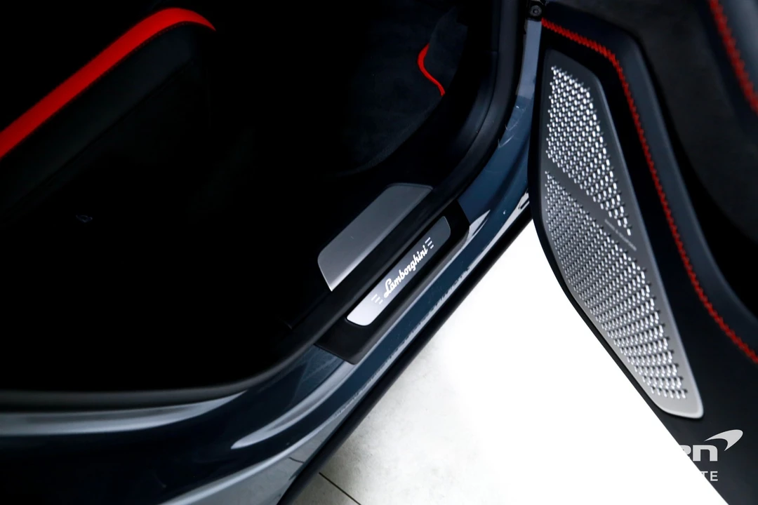 2025 Lamborghini Urus SE - Image 26 of 31
