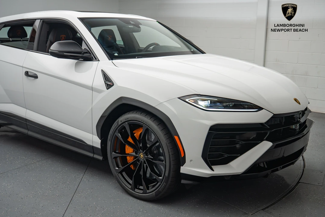 2025 Lamborghini Urus SE - Image 2 of 31
