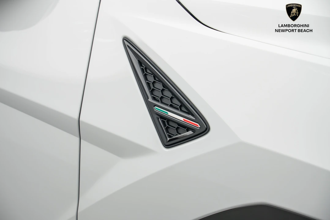 2025 Lamborghini Urus SE - Image 3 of 31