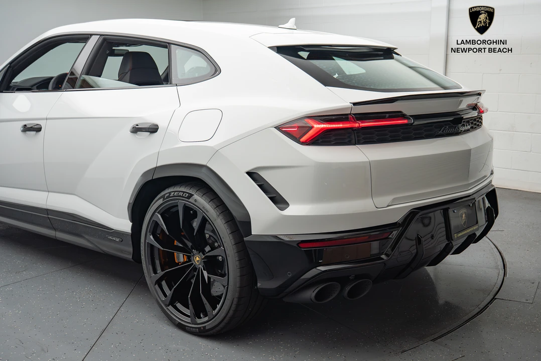 2025 Lamborghini Urus SE - Image 14 of 31