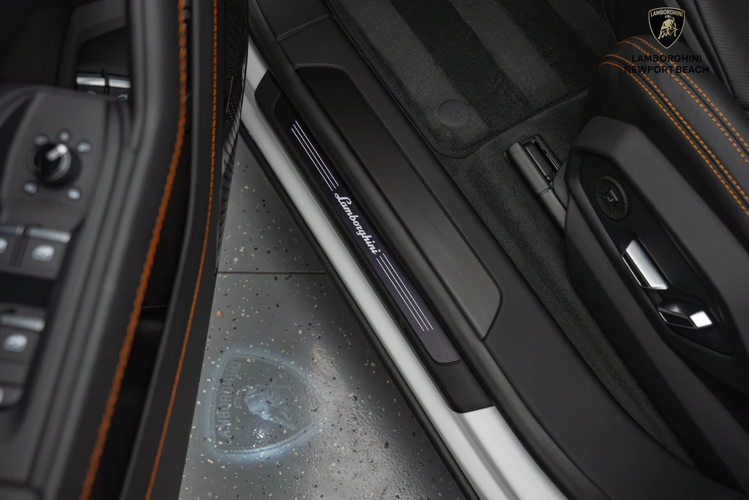 2025 Lamborghini Urus SE - Image 25 of 31