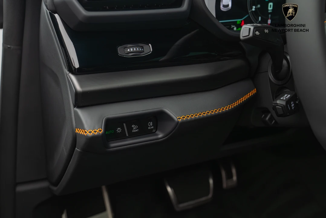 2025 Lamborghini Urus SE - Image 26 of 31
